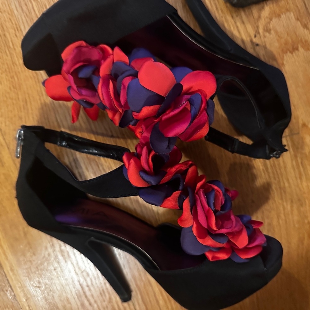 Beautiful size 8 Mia heels